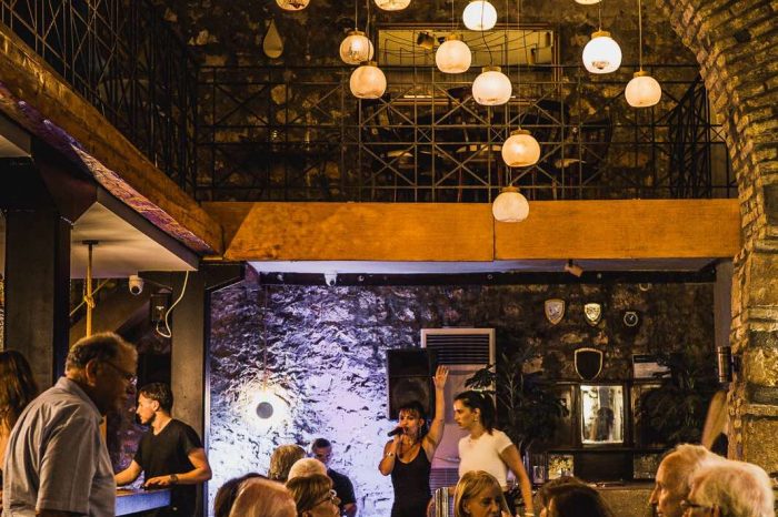 Live music and indoor dining at L’Amiral restaurant in Plaka, Athens