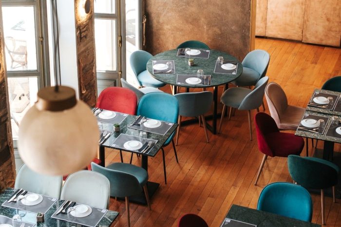 Interior dining area at L’Amiral restaurant in Plaka, Athens